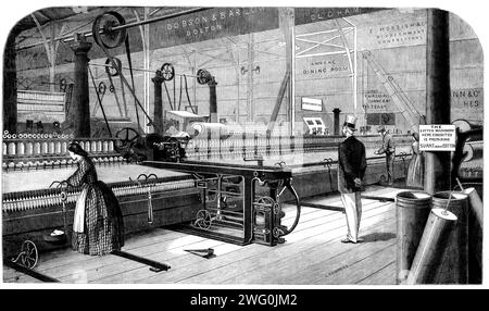 Fabrication du coton : mulet auto-agissant de Platt, ou machine à filer le coton, 1862. Transformation du coton cultivé en Inde. 'Ces machines sont utilisées dans le but de convertir le rovings...into ce qu'on appelle le fil de coton, et de l'enrouler sur des broches sous forme de flics par des moyens automatiques... Une grande variété d'améliorations ont été apportées par MM. Platt dans les machines à filer exposées par eux. Ils se composent d'un cadre amélioré pour l'ensemble de la machine - une meilleure méthode que celle généralement utilisée pour entraîner les broches ; et une meilleure forme de chariot et de disposition, pour son travail avec plus grand Banque D'Images