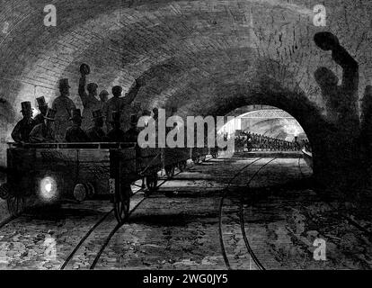 Trial-trip sur le Metropolitan (Underground) Railway : le train passant devant la gare Portland-Road, [Londres], 1862. « Ce chemin de fer... a été foré avec succès au milieu d'un réseau compliqué de gaspipes, de conduites d'eau et d'égouts, de Paddington à Victoria-Street... Un grand nombre d'actionnaires, ainsi que les membres de la sacristie de St. Pancras, et les représentants de quelques autres paroisses à travers lesquelles passe la ligne, ont été transportés le samedi semaine sur la ligne, et l'apparence des œuvres était telle qu'elle donnait satisfaction à toutes les parties intéressées par cette grande entreprise. Le Banque D'Images