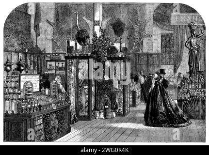 L'exposition internationale : la Cour algérienne - d'après une photographie de la London Stereoscopic Company, 1862. Il y a '...deux boîtiers en verre qui contiennent des supports d'un riche matériau gaufré transparent tissé à partir de coton indigène et richement brodé...[ainsi que] un nombre immense de spécimens de coton brut... les tissus tissés à partir de ce coton sont fournis par des entreprises en France qui ont repris la fabrication du matière première algérienne...il y a une exposition considérable de vins, rouges et blancs...ceux-ci sont, bien sûr, le résultat de l'industrie française et de la fabrication dans la colonie. Banque D'Images