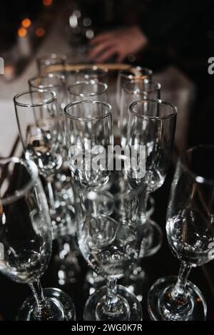 Verre à champagne lors d'un mariage, prêt pour une tour à champagne Banque D'Images