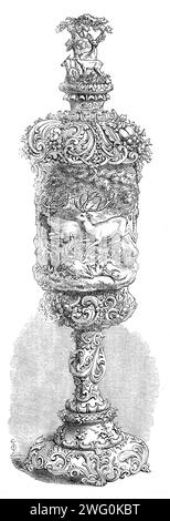 L'exposition internationale : coupe en ivoire sculptée, par F. B&#xf6;hler, dans le département de Zollverein, 1862. Une tasse élaborée, '...certainement un merveilleux exemple de beau travail. Sculpté par un paysan résidant dans les bois allemands, il acquiert un intérêt particulier, et, compte tenu de son auteur, c'est une œuvre merveilleuse...[avec] de l'or à l'intérieur". Extrait de "Illustrated London News", 1862. Banque D'Images