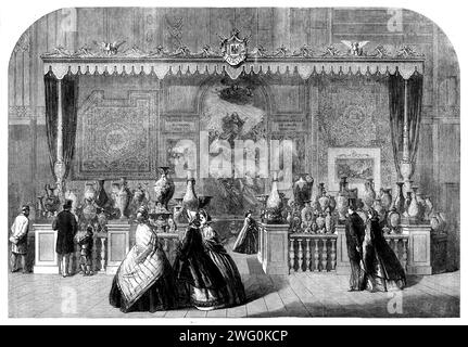 Exposition internationale : tapisseries des Gobelins et Beauvais, et chine de Sèvres, 1862. 'La grande tapisserie centrale, "l'Assomption de la Vierge", d'après Titien ; la tapisserie immédiatement à sa droite, contenant le portrait de Louis XIV De France, les deux tapis sont de Gobelins, et les autres tapisseries sont de Beauvais. Il est difficile, voire impossible, de dire quelles sont les meilleures, car les productions des deux usines sont d'un mérite inégalé. La chine de S&#xe8;vres est aussi célébrée que les tapisseries, et certains des plus grands efforts de la célèbre poterie impériale Banque D'Images