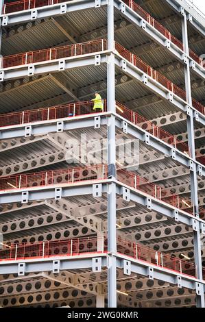 Ingénieur à l'étage supérieur du chantier de construction du bâtiment portant des vêtements de sécurité Banque D'Images