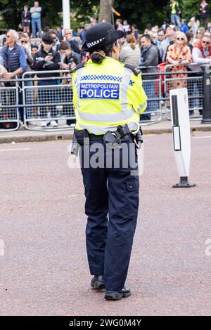 Londres, Royaume-Uni - 21 mai 2023 : vue arrière d'une femme de la police métropolitaine de Londres contrôlant les citoyens Banque D'Images