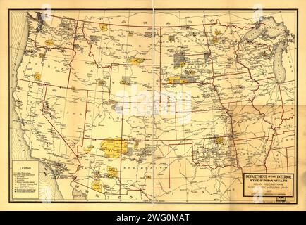 Réserves indiennes à l'ouest du fleuve Mississippi, 1923. Cette carte, créée par le Bureau des Affaires indiennes en 1923, montre l'emplacement des réserves indiennes à l'ouest du fleuve Mississippi. Les noms des tribus sont donnés et des caractéristiques géographiques importantes telles que les frontières des États, les rivières et les voies ferrées sont indiquées. Les écoles de réservation et les hôpitaux sont également marqués. En 1924, le Congrès a adopté l'Indian Citizenship Act, qui accordait des droits de citoyenneté aux Amérindiens. Banque D'Images