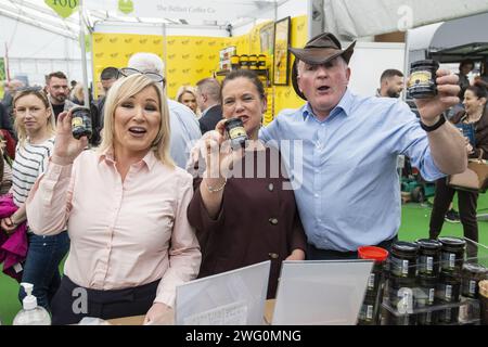 Photo du dossier datée du 11/05/23 de (à partir de la gauche) la vice-présidente du Sinn Fein Michelle O'Neill, la présidente du Sinn Fein Mary Lou McDonald pose tenant des bocaux de beurre noir irlandais avec le propriétaire de l'entreprise, Alastair Bell, lors d'une visite au Balmoral Show 2023 à Lisburn. Michelle O'Neill est sur le point de devenir la première ministre nationaliste d'Irlande du Nord. Banque D'Images