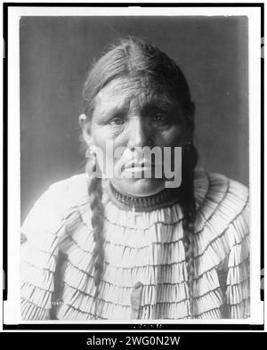 Femme de jour, c1907. Portrait tête et épaules d'une femme Dakota. Banque D'Images