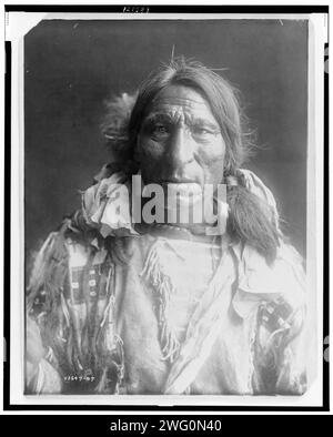 Elk Boy-Oglala, c1907. Elk Boy, Oglala man, portrait demi-longueur, face à l'avant. Banque D'Images