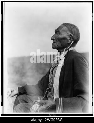 Un chef Cheyenne Peyote, c1927. Homme, trois quarts de longueur, assis, orienté vers la gauche. Banque D'Images