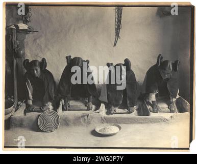 The mealing Trough-Hopi, c1906. La photo montre quatre jeunes femmes indiennes Hopi moudant du grain. Banque D'Images