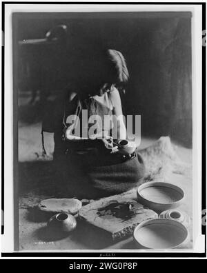 Le potier, c1906. Femme Hopi peignant un petit vaisseau de poterie. Banque D'Images