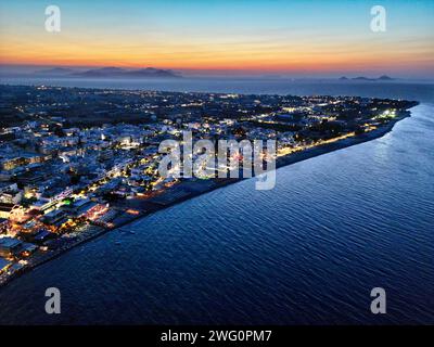 Kos, Grèce. 07.10.2023 Lambi Beach et Kos Town au coucher du soleil. 10 juillet 2023 Banque D'Images