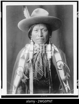 Jicarilla cow-boy, c1905. Portrait en demi-longueur de l'homme Jicarilla. Banque D'Images