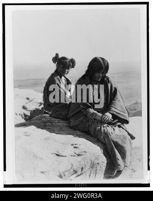 Maiden et Matron, c1905. Deux femelles Hopi assises sur un rocher. Banque D'Images