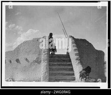 Garde indienne Tewa en haut de l'escalier de la kiva, San Ildefonso, Nouveau Mexique, c1905. Banque D'Images