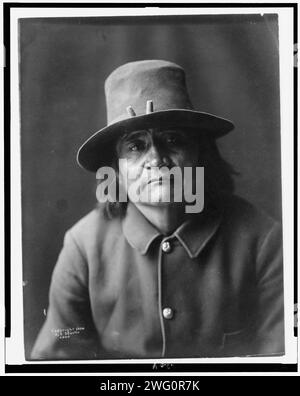 Un policier, c1904. La photographie montre le portrait en demi-longueur d'un Navajo identifié comme un policier. Banque D'Images