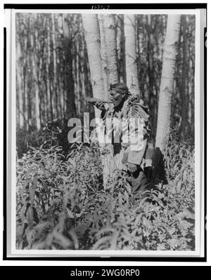 Appeler un orignal-cri, c1927. Homme cri dans les bois soufflant corne. Banque D'Images