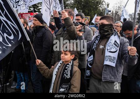 Ankara, Turquie. 28 janvier 2024. Un enfant agite un drapeau de califat pendant la démonstration. Un groupe appelé changement radical s'est présenté devant l'ambassade égyptienne à Ankara et a tenu une conférence de presse sous le titre "Gaza est mourante" et a condamné les attaques israéliennes contre Gaza. (Photo Bilal Seckin/SOPA Images/Sipa USA) crédit : SIPA USA/Alamy Live News Banque D'Images