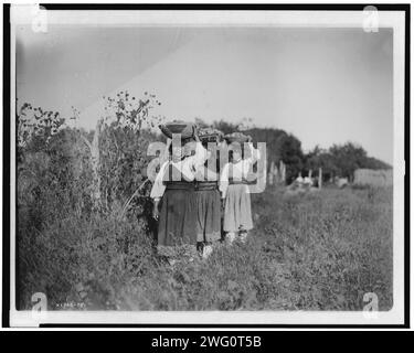 Harvest-San Juan, c1905. Trois femmes portant des paniers remplis de fruits(?) sur leurs têtes. Banque D'Images