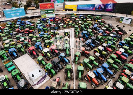 Thessalonique, Grèce. 2 février 2024. Des agriculteurs grecs avec leurs tracteurs prennent part à une manifestation devant une foire agricole. Les agriculteurs grecs protestent contre la hausse des coûts de l'énergie et exigent un soutien supplémentaire du gouvernement grec et des compensations plus élevées pour les récentes inondations. (Image de crédit : © Giannis Papanikos/ZUMA Press Wire) USAGE ÉDITORIAL SEULEMENT! Non destiné à UN USAGE commercial ! Banque D'Images