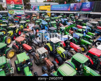 Thessalonique, Grèce. 2 février 2024. Des agriculteurs grecs avec leurs tracteurs prennent part à une manifestation devant une foire agricole. Les agriculteurs grecs protestent contre la hausse des coûts de l'énergie et exigent un soutien supplémentaire du gouvernement grec et des compensations plus élevées pour les récentes inondations. (Image de crédit : © Giannis Papanikos/ZUMA Press Wire) USAGE ÉDITORIAL SEULEMENT! Non destiné à UN USAGE commercial ! Banque D'Images