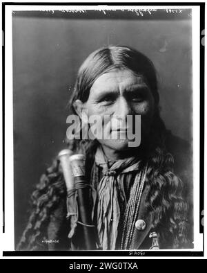 Un homme de Santa Clara (Frost Moving), c1905. Oyegi-a YE (Frost Moving), un Indien Tewa Pueblo, portrait tête et épaules, face à face. Banque D'Images