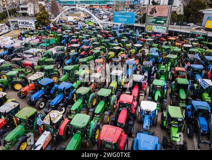 Thessalonique, Grèce. 2 février 2024. Des agriculteurs grecs avec leurs tracteurs prennent part à une manifestation devant une foire agricole. Les agriculteurs grecs protestent contre la hausse des coûts de l'énergie et exigent un soutien supplémentaire du gouvernement grec et des compensations plus élevées pour les récentes inondations. (Image de crédit : © Giannis Papanikos/ZUMA Press Wire) USAGE ÉDITORIAL SEULEMENT! Non destiné à UN USAGE commercial ! Banque D'Images