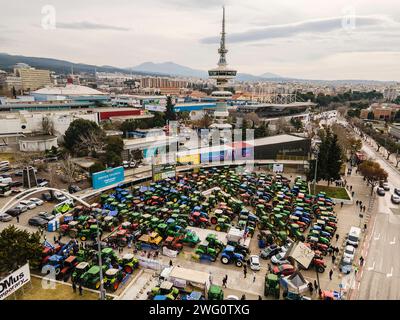 Thessalonique, Grèce. 2 février 2024. Des agriculteurs grecs avec leurs tracteurs prennent part à une manifestation devant une foire agricole. Les agriculteurs grecs protestent contre la hausse des coûts de l'énergie et exigent un soutien supplémentaire du gouvernement grec et des compensations plus élevées pour les récentes inondations. (Image de crédit : © Giannis Papanikos/ZUMA Press Wire) USAGE ÉDITORIAL SEULEMENT! Non destiné à UN USAGE commercial ! Banque D'Images