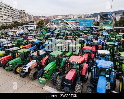 Thessalonique, Grèce. 2 février 2024. Des agriculteurs grecs avec leurs tracteurs prennent part à une manifestation devant une foire agricole. Les agriculteurs grecs protestent contre la hausse des coûts de l'énergie et exigent un soutien supplémentaire du gouvernement grec et des compensations plus élevées pour les récentes inondations. (Image de crédit : © Giannis Papanikos/ZUMA Press Wire) USAGE ÉDITORIAL SEULEMENT! Non destiné à UN USAGE commercial ! Banque D'Images