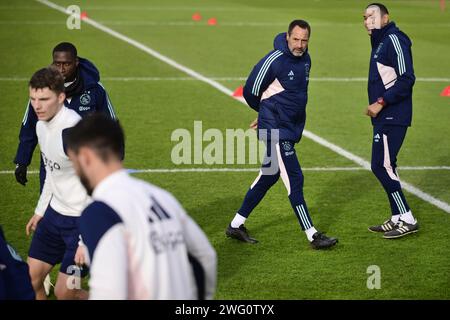 AMSTERDAM - l'entraîneur de l'Ajax John van 't Schip et son assistant Hedwiges Maduro lors d'une séance d'entraînement Ajax au parc sportif de Toekomst. A droite, Steven Bergwijn souriant. ANP OLAF KRAAK Banque D'Images