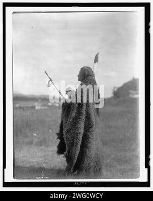 Cérémonie de Hu Kalowa Pi, c1907. La photographie montre salive, un prêtre Sioux Oglala, habillé pour la cérémonie Hu Kalowa Pi. Banque D'Images