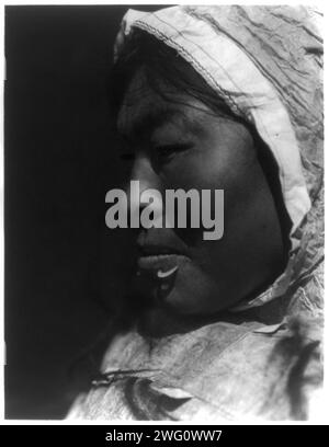 Île Nunivak, Alaska : Jukuk, c1929. Tête et épaules d'Eskimo. Banque D'Images