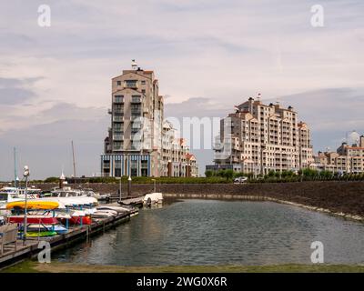 Immeubles d'appartements modernes et bateaux dans la marina de Breskens, Zeeuws-Vlaanderen, Zélande, pays-Bas Banque D'Images