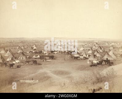 Camp indien hostile, 1891. Vue plongeante d'un grand camp Lakota de tipis, de chevaux et de chariots, probablement sur ou près de la réserve indienne de Pine Ridge. Banque D'Images