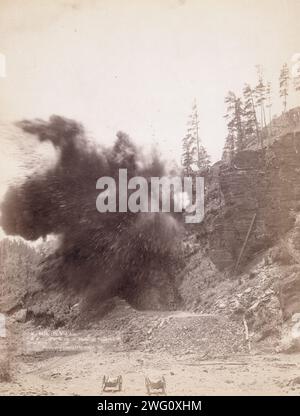 En plein air Une merveilleuse explosion dans la construction du chemin de fer à Deadwood, 1890. Nuage noir de souffle explosif sur le flanc de la montagne. Banque D'Images