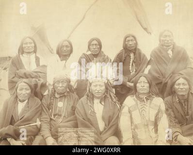 Les chefs indiens qui ont coparrainé avec Gen Miles et ont passé [sic] la guerre indienne -- 1 Standing Bull, 2 Bear Who Looks Back Running [se tient debout et regarde derrière], 3 Has the Big White Horse, 4 White Tail, 5 Liver Bear [Living] Bear, 6 Little Thunder, 7 Bull Dog, 8 High Hawk, 9 lame, 10 Eagle Pipe, 1891. Portrait de groupe de chefs Lakota, cinq debout et cinq assis avec des tipi en arrière-plan ; probablement sur ou près de la réserve indienne de Pine Ridge. Banque D'Images