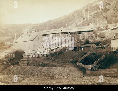 Moulin à timbres d'or de Smet, Central City, Dak, 1888. Grand moulin ; cinq bâtiments plus petits au premier plan. Banque D'Images