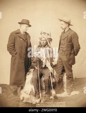 Little, l'instigateur de la révolte indienne à Pine Ridge, 1890, 1891. Little, Oglala leader, portrait de studio en pied assis entre deux hommes euro-américains debout ; Chris Mathison (?) À gauche et George Bartlett à droite. Banque D'Images