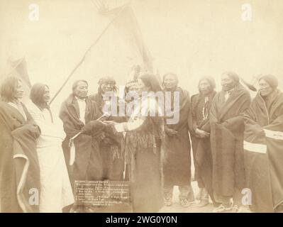 Les chefs indiens qui ont coparrainé avec Gen Miles et ont passé [sic] la guerre indienne -- 1 Standing Bull, 2 Bear Who Looks Back Running [se tient debout et regarde derrière], 3 Has the Big White Horse, 4 White Tail, 5 Liver [or Living] Bear, 6 Little Thunder, 7 Bull Dog, 8 High Hawk, 9 lame, 10 Eagle Pipe, 1891. Portrait de groupe posé de chefs Lakota debout devant le tipi, probablement sur ou près de la réserve indienne de Pine Ridge. Banque D'Images