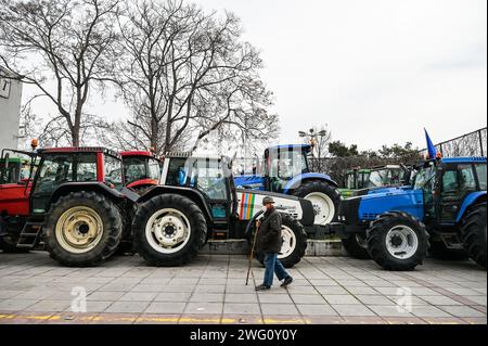 Thessalonique, Grèce. 2 février 2024. Un homme âgé marche à côté de tracteurs garés alors que des agriculteurs grecs manifestent devant une foire agricole. Les agriculteurs grecs protestent contre la hausse des coûts de l'énergie et exigent un soutien supplémentaire du gouvernement grec et des compensations plus élevées pour les récentes inondations. (Image de crédit : © Giannis Papanikos/ZUMA Press Wire) USAGE ÉDITORIAL SEULEMENT! Non destiné à UN USAGE commercial ! Banque D'Images