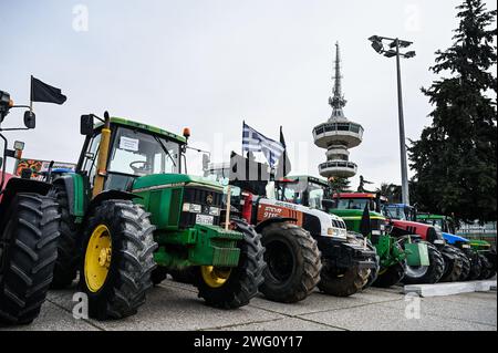 Thessalonique, Grèce. 2 février 2024. Des agriculteurs grecs avec leurs tracteurs prennent part à une manifestation devant une foire agricole. Les agriculteurs grecs protestent contre la hausse des coûts de l'énergie et exigent un soutien supplémentaire du gouvernement grec et des compensations plus élevées pour les récentes inondations. (Image de crédit : © Giannis Papanikos/ZUMA Press Wire) USAGE ÉDITORIAL SEULEMENT! Non destiné à UN USAGE commercial ! Banque D'Images