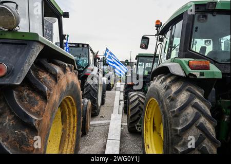 Thessalonique, Grèce. 2 février 2024. Des agriculteurs grecs avec leurs tracteurs prennent part à une manifestation devant une foire agricole. Les agriculteurs grecs protestent contre la hausse des coûts de l'énergie et exigent un soutien supplémentaire du gouvernement grec et des compensations plus élevées pour les récentes inondations. (Image de crédit : © Giannis Papanikos/ZUMA Press Wire) USAGE ÉDITORIAL SEULEMENT! Non destiné à UN USAGE commercial ! Banque D'Images