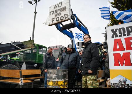 Thessalonique, Grèce. 2 février 2024. Des agriculteurs grecs avec leurs tracteurs prennent part à une manifestation devant une foire agricole. Les agriculteurs grecs protestent contre la hausse des coûts de l'énergie et exigent un soutien supplémentaire du gouvernement grec et des compensations plus élevées pour les récentes inondations. (Image de crédit : © Giannis Papanikos/ZUMA Press Wire) USAGE ÉDITORIAL SEULEMENT! Non destiné à UN USAGE commercial ! Banque D'Images