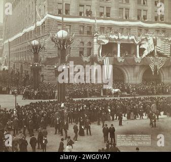 The Columbian Parade Oct 20th, 1892 formation de parade sur le front du lac 100 000 personnes en vue Section No 1, 1892. Spectateurs alignés le long de la rue ; bâtiments et lampadaires décorés de drapeaux. Banque D'Images