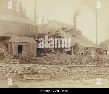 Deadwood et Delaware Smelter à Deadwood, SDak, 1890. Bâtiments et équipements de l'industrie de la fonderie ; quelques hommes posaient devant les bâtiments. Banque D'Images