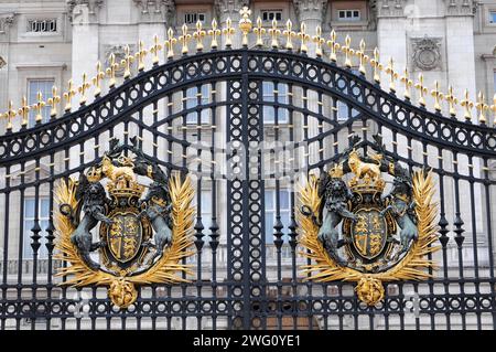 Armoiries royales à la porte, Buckingham Palace, Londres, Londres, région de Londres, Angleterre, Royaume-Uni Banque D'Images