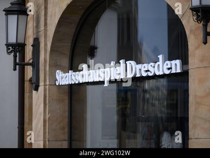 Dresde, Allemagne. 02 février 2024. Staatsschaussiel Dresden se trouve à la fenêtre du box-office de la Schauspielhaus (Großes Haus). Crédit : Robert Michael/dpa/Alamy Live News Banque D'Images