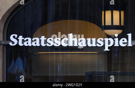 Dresde, Allemagne. 02 février 2024. Staatsschaussiel se trouve dans la fenêtre de la billetterie de la Schauspielhaus (Großes Haus). Crédit : Robert Michael/dpa/Alamy Live News Banque D'Images