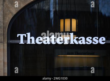 Dresde, Allemagne. 02 février 2024. La billetterie est située à la fenêtre de la Schauspielhaus (Großes Haus). Crédit : Robert Michael/dpa/Alamy Live News Banque D'Images
