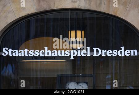 Dresde, Allemagne. 02 février 2024. Staatsschaussiel Dresden se trouve à la fenêtre du box-office de la Schauspielhaus (Großes Haus). Crédit : Robert Michael/dpa/Alamy Live News Banque D'Images